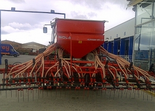 Sembradora Neumática marca Sola, modelo Neumasem 699, de 5 metros de ancho, con 40 rejas de bota, con trazadores, cultivador, tabla, cortes parciales y cortes totales.