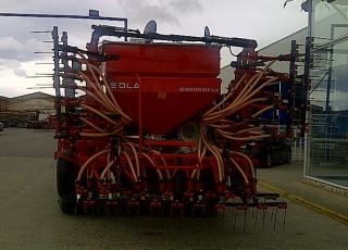 Sembradora Neumática marca Sola, modelo Neumasem 699, de 5 metros de ancho, con 40 rejas de bota, con trazadores, cultivador, tabla, cortes parciales y cortes totales.