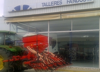 Sembradora Neumática marca Sola, modelo Neumasem 699, de 5 metros de ancho, con 40 rejas de bota, con trazadores, cultivador, tabla, cortes parciales y cortes totales.