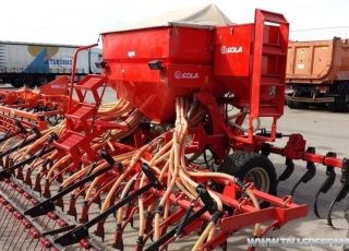 Sembradora neumática Neumasem 799 con reja, de 5m y 40 rejas, con cultivador delantero y cajones de abono micro granulado, corte total y corte parcial y turbina hidráulica, fabricada en 2007.