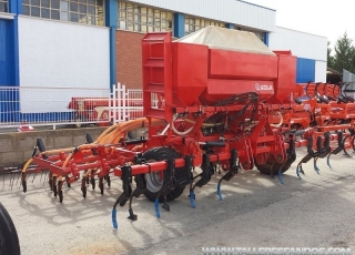 Sembradora neumática Neumasem 799 con reja, de 5m y 40 rejas, con cultivador delantero y cajones de abono micro granulado, corte total y corte parcial y turbina hidráulica, fabricada en 2007.