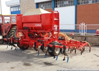 Sembradora neumática Neumasem 799 con reja, de 5m y 40 rejas, con cultivador delantero y cajones de abono micro granulado, corte total y corte parcial y turbina hidráulica, fabricada en 2007.