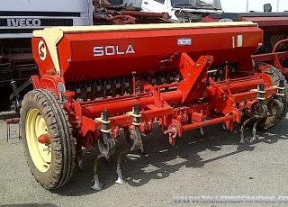 Sembradora, marca SOLA, modelo SUPERSEM-R3, de 2,8 m de 19 rejas, con borrahuellas y rastra