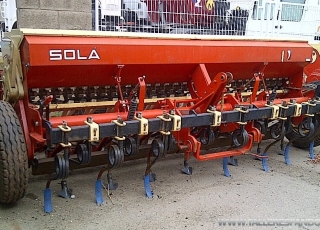 Sembradora, marca SOLA, modelo SUPERSEM-888D, de 3,50m de 29 rejas, con rastra y cultivador de caracol. 