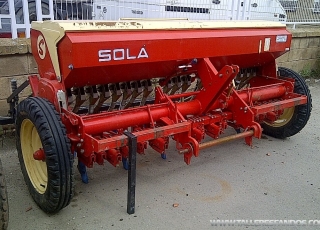 Sembradora, marca SOLA, modelo SUPERSEM-R3, de 2,8m de 19 rejas, con rastra. 