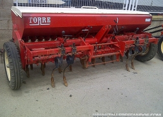 Seed drill brand Torre de 3 meters and 21 arms.