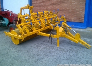 Rodillo cultivador o tren de siembra. De 3 metros 13 rejas, equipado con tripuntal trasero y tiro hidráulico.