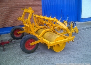 Rodillo cultivador o tren de siembra. De 3 metros 13 rejas, equipado con tripuntal trasero y tiro hidráulico.