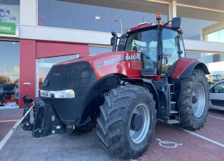 CASE IH MAGNUM 290 FPS, con cambio a 40 km/h, radio cd, rotativo, aire acondicionado y calefacción, asiento de acompañante, elevador delantero con salidas hidráulicas, sistema de ISOBUS y power beyond, autoguiado integrado, con barra de tiro y enganche de corredera, cabina y eje delanero suspendidos, frenos de aire, ruedas al 50%