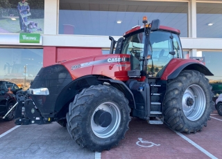 CASE IH MAGNUM 290 FPS, con cambio a 40 km/h, radio cd, rotativo, aire acondicionado y calefacción, asiento de acompañante, elevador delantero con salidas hidráulicas, sistema de ISOBUS y power beyond, autoguiado integrado, con barra de tiro y enganche de corredera, cabina y eje delanero suspendidos, frenos de aire, ruedas al 50%