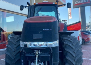 CASE IH MAGNUM 290 FPS, con cambio a 40 km/h, radio cd, rotativo, aire acondicionado y calefacción, asiento de acompañante, elevador delantero con salidas hidráulicas, sistema de ISOBUS y power beyond, autoguiado integrado, con barra de tiro y enganche de corredera, cabina y eje delanero suspendidos, frenos de aire, ruedas al 50%