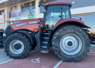 CASE IH MAGNUM 290 FPS, con cambio a 40 km/h, radio cd, rotativo, aire acondicionado y calefacción, asiento de acompañante, elevador delantero con salidas hidráulicas, sistema de ISOBUS y power beyond, autoguiado integrado, con barra de tiro y enganche de corredera, cabina y eje delanero suspendidos, frenos de aire, ruedas al 50%