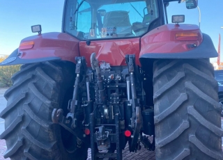 CASE IH MAGNUM 290 FPS, con cambio a 40 km/h, radio cd, rotativo, aire acondicionado y calefacción, asiento de acompañante, elevador delantero con salidas hidráulicas, sistema de ISOBUS y power beyond, autoguiado integrado, con barra de tiro y enganche de corredera, cabina y eje delanero suspendidos, frenos de aire, ruedas al 50%