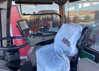 CASE IH MAGNUM 290 FPS, con cambio a 40 km/h, radio cd, rotativo, aire acondicionado y calefacción, asiento de acompañante, elevador delantero con salidas hidráulicas, sistema de ISOBUS y power beyond, autoguiado integrado, con barra de tiro y enganche de corredera, cabina y eje delanero suspendidos, frenos de aire, ruedas al 50%