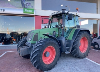 FENDT FAVORIT 714 VARIO, no TMS, con cambio continuo a 40 km/h, 4 distribuidores traseros electricos, cabina y eje delantero suspendidos, doble traccion, ruedas practicamente nuevas, cabina climatizada, enganche oscilante y barra de tiro, y amarres para pala tenias