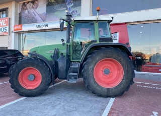 FENDT FAVORIT 714 VARIO, no TMS, con cambio continuo a 40 km/h, 4 distribuidores traseros electricos, cabina y eje delantero suspendidos, doble traccion, ruedas practicamente nuevas, cabina climatizada, enganche oscilante y barra de tiro, y amarres para pala tenias