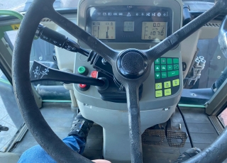 FENDT FAVORIT 714 VARIO, no TMS, con cambio continuo a 40 km/h, 4 distribuidores traseros electricos, cabina y eje delantero suspendidos, doble traccion, ruedas practicamente nuevas, cabina climatizada, enganche oscilante y barra de tiro, y amarres para pala tenias