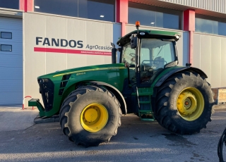 JOHN DEERE 8345R
- Cambio AutoPower
- 40 km/h
- Suspensión eje delantero y cabina
- Inversor eléctrico
- 4 Distribuidores traseros eléctricos
- Freno remolque neumático
- Enganche remolque barra de tiro
- Cabina climatizada
- Contrapesos en ruedas traseras
- Rueda 750/65R26 Y 800/70R38