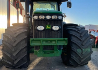 JOHN DEERE 8345R
- Cambio AutoPower
- 40 km/h
- Suspensión eje delantero y cabina
- Inversor eléctrico
- 4 Distribuidores traseros eléctricos
- Freno remolque neumático
- Enganche remolque barra de tiro
- Cabina climatizada
- Contrapesos en ruedas traseras
- Rueda 750/65R26 Y 800/70R38