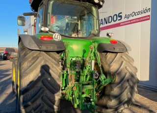 JOHN DEERE 8345R
- Cambio AutoPower
- 40 km/h
- Suspensión eje delantero y cabina
- Inversor eléctrico
- 4 Distribuidores traseros eléctricos
- Freno remolque neumático
- Enganche remolque barra de tiro
- Cabina climatizada
- Contrapesos en ruedas traseras
- Rueda 750/65R26 Y 800/70R38