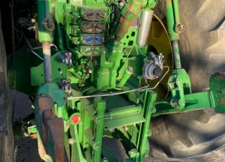 JOHN DEERE 8345R
- Cambio AutoPower
- 40 km/h
- Suspensión eje delantero y cabina
- Inversor eléctrico
- 4 Distribuidores traseros eléctricos
- Freno remolque neumático
- Enganche remolque barra de tiro
- Cabina climatizada
- Contrapesos en ruedas traseras
- Rueda 750/65R26 Y 800/70R38