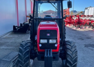 MASSEY FERGUSON 3435S
- Cambio manual
- 40 km/h
- 3 distribuidores traseros mecánicos
- Enganche remolque de 1 pletina
- Contrapesos ruedas traseras
- Ruedas 280/70R18 Y 320/70R28