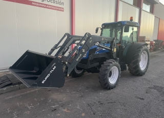 NEW HOLLAND T4.95 LP + PALA
- Cambio manual
- Inversor electrico
- 40 km/h
- 2 distribuidores traseros mecánicos
- Pala cargadora con cazo de 1.80m
- Freno remolque hidráulico
- Enganche remolque categoria C
- Ruedas 300/70R20 Y 420/70R30