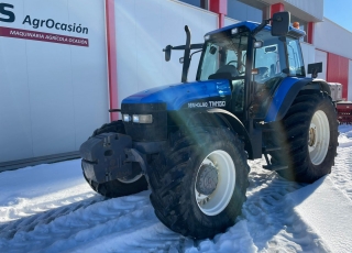 New Holland TM150 con eje delantero supersteer, cabina suspendida, ruedas en muy buen estado, con cambio powershift de 18 velocidades, 4 distribuidores traseros, cabina climatizada, asiento de acompañante, invesror hidraulico.