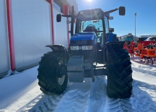 New Holland TM150 con eje delantero supersteer, cabina suspendida, ruedas en muy buen estado, con cambio powershift de 18 velocidades, 4 distribuidores traseros, cabina climatizada, asiento de acompañante, invesror hidraulico.