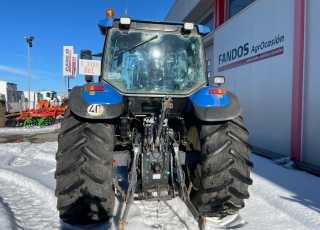 New Holland TM150 con eje delantero supersteer, cabina suspendida, ruedas en muy buen estado, con cambio powershift de 18 velocidades, 4 distribuidores traseros, cabina climatizada, asiento de acompañante, invesror hidraulico.