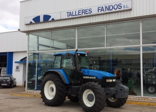 Tractor New Holland TM 150, doble tracción, 7.585 horas, con suspensión delantera, en muy buen estado.