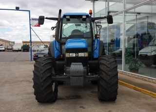 Tractor New Holland TM 150, doble tracción, 7.585 horas, con suspensión delantera, en muy buen estado.