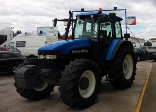 Tractor New Holland TM 150, doble tracción, 7.585 horas, con suspensión delantera, en muy buen estado.