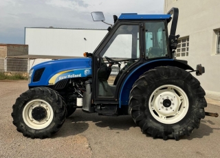 NEW HOLLAND TN 85 DA
- Cambio manual
- 40 km/h
- Inversor eléctrico
- 2 distribuidores traseros mecánicos
- Arco de seguridad
- Cabina de montaje posterior climatizada
- Ruedas 320/65R18 Y 440/65R24