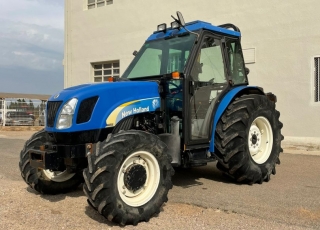 NEW HOLLAND TN 85 DA
- Cambio manual
- 40 km/h
- Inversor eléctrico
- 2 distribuidores traseros mecánicos
- Arco de seguridad
- Cabina de montaje posterior climatizada
- Ruedas 320/65R18 Y 440/65R24