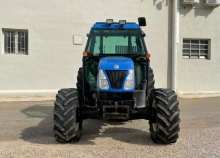 NEW HOLLAND TN 85 DA
- Cambio manual
- 40 km/h
- Inversor eléctrico
- 2 distribuidores traseros mecánicos
- Arco de seguridad
- Cabina de montaje posterior climatizada
- Ruedas 320/65R18 Y 440/65R24