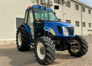 NEW HOLLAND TN 85 DA
- Cambio manual
- 40 km/h
- Inversor eléctrico
- 2 distribuidores traseros mecánicos
- Arco de seguridad
- Cabina de montaje posterior climatizada
- Ruedas 320/65R18 Y 440/65R24