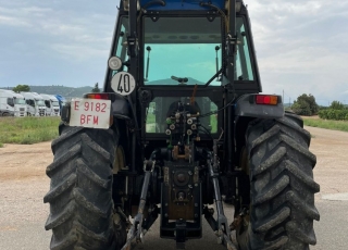 NEW HOLLAND TN 85 DA
- Cambio manual
- 40 km/h
- Inversor eléctrico
- 2 distribuidores traseros mecánicos
- Arco de seguridad
- Cabina de montaje posterior climatizada
- Ruedas 320/65R18 Y 440/65R24