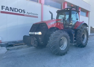 Tractor de ocasión CASE IH MAGNUM 280 FPS  - 8.600 horas de motor
- Año 2016
- Cambio 19X6 a 50 km/h
- Suspensión delantera y en cabina
- 4 distribuidores traseros
- Ruedas nuevas  Si buscas máxima potencia y capacidad de arrastre dentro del mercado de ocasión, y un referente en la venta de tractor Case en España, este Case MAGNUM 280 FPS de segunda mano es la opción ideal para las labores más pesadas de tu explotación. Hablamos de una máquina en estado excelente matriculada en 2016, que combina unos imponentes 280 CV de potencia, transmisión Powershift, tracción 4x4 y 8.600 horas de trabajo. Una inversión segura, robusta y con disponibilidad inmediata en nuestras instalaciones de Teruel, diseñada para los agricultores que exigen la mayor fuerza y rendimiento en el campo.