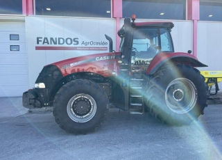 Tractor de ocasión CASE IH MAGNUM 280 FPS  - 8.600 horas de motor
- Año 2016
- Cambio 19X6 a 50 km/h
- Suspensión delantera y en cabina
- 4 distribuidores traseros
- Ruedas nuevas  Si buscas máxima potencia y capacidad de arrastre dentro del mercado de ocasión, y un referente en la venta de tractor Case en España, este Case MAGNUM 280 FPS de segunda mano es la opción ideal para las labores más pesadas de tu explotación. Hablamos de una máquina en estado excelente matriculada en 2016, que combina unos imponentes 280 CV de potencia, transmisión Powershift, tracción 4x4 y 8.600 horas de trabajo. Una inversión segura, robusta y con disponibilidad inmediata en nuestras instalaciones de Teruel, diseñada para los agricultores que exigen la mayor fuerza y rendimiento en el campo.