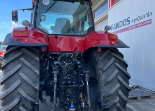 Tractor de ocasión CASE IH MAGNUM 280 FPS  - 8.600 horas de motor
- Año 2016
- Cambio 19X6 a 50 km/h
- Suspensión delantera y en cabina
- 4 distribuidores traseros
- Ruedas nuevas  Si buscas máxima potencia y capacidad de arrastre dentro del mercado de ocasión, y un referente en la venta de tractor Case en España, este Case MAGNUM 280 FPS de segunda mano es la opción ideal para las labores más pesadas de tu explotación. Hablamos de una máquina en estado excelente matriculada en 2016, que combina unos imponentes 280 CV de potencia, transmisión Powershift, tracción 4x4 y 8.600 horas de trabajo. Una inversión segura, robusta y con disponibilidad inmediata en nuestras instalaciones de Teruel, diseñada para los agricultores que exigen la mayor fuerza y rendimiento en el campo.