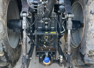 Tractor de ocasión CASE IH MAGNUM 280 FPS  - 8.600 horas de motor
- Año 2016
- Cambio 19X6 a 50 km/h
- Suspensión delantera y en cabina
- 4 distribuidores traseros
- Ruedas nuevas  Si buscas máxima potencia y capacidad de arrastre dentro del mercado de ocasión, y un referente en la venta de tractor Case en España, este Case MAGNUM 280 FPS de segunda mano es la opción ideal para las labores más pesadas de tu explotación. Hablamos de una máquina en estado excelente matriculada en 2016, que combina unos imponentes 280 CV de potencia, transmisión Powershift, tracción 4x4 y 8.600 horas de trabajo. Una inversión segura, robusta y con disponibilidad inmediata en nuestras instalaciones de Teruel, diseñada para los agricultores que exigen la mayor fuerza y rendimiento en el campo.