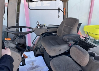 Tractor de ocasión CASE IH MAGNUM 280 FPS  - 8.600 horas de motor
- Año 2016
- Cambio 19X6 a 50 km/h
- Suspensión delantera y en cabina
- 4 distribuidores traseros
- Ruedas nuevas  Si buscas máxima potencia y capacidad de arrastre dentro del mercado de ocasión, y un referente en la venta de tractor Case en España, este Case MAGNUM 280 FPS de segunda mano es la opción ideal para las labores más pesadas de tu explotación. Hablamos de una máquina en estado excelente matriculada en 2016, que combina unos imponentes 280 CV de potencia, transmisión Powershift, tracción 4x4 y 8.600 horas de trabajo. Una inversión segura, robusta y con disponibilidad inmediata en nuestras instalaciones de Teruel, diseñada para los agricultores que exigen la mayor fuerza y rendimiento en el campo.