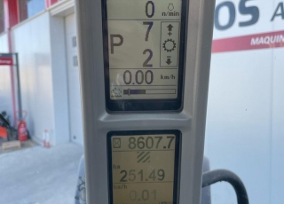 Tractor de ocasión CASE IH MAGNUM 280 FPS  - 8.600 horas de motor
- Año 2016
- Cambio 19X6 a 50 km/h
- Suspensión delantera y en cabina
- 4 distribuidores traseros
- Ruedas nuevas  Si buscas máxima potencia y capacidad de arrastre dentro del mercado de ocasión, y un referente en la venta de tractor Case en España, este Case MAGNUM 280 FPS de segunda mano es la opción ideal para las labores más pesadas de tu explotación. Hablamos de una máquina en estado excelente matriculada en 2016, que combina unos imponentes 280 CV de potencia, transmisión Powershift, tracción 4x4 y 8.600 horas de trabajo. Una inversión segura, robusta y con disponibilidad inmediata en nuestras instalaciones de Teruel, diseñada para los agricultores que exigen la mayor fuerza y rendimiento en el campo.