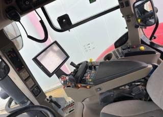 CASE IH OPTUM 250 CVX  - Año 08/2018
- 7600 horas
- Cambio CVX a 50 km/h
- 4 distribuidores traseros + Power beyond
- Suspensión delantera y en cabina
- Tripuntal delantero
- En muy buen estado, revisiones realizadas en concesionario oficial CASE IH  Descubre el tractor agrícola CASE IH Optum 250 CVX de ocasión disponible en FANDOS Agrocasión, tu concesionario oficial CASE IH para Teruel y la zona de Levante desde Amposta. Este imponente tractor 4x4 de 250 CV, matriculado en 2018 y con 7.600 horas de trabajo, se encuentra en un estado excelente, con todas las revisiones al día realizadas en nuestro taller oficial CASE IH. Está equipado para la máxima productividad: cuenta con transmisión continua CVX a 50 km/h, suspensión delantera y en cabina para un confort inigualable, tripuntal delantero y 4 distribuidores traseros más Power Beyond.