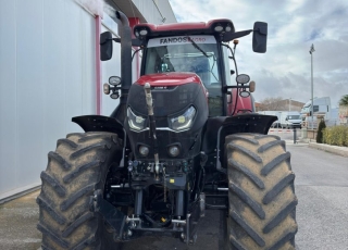CASE IH OPTUM 250 CVX  - Año 08/2018
- 7600 horas
- Cambio CVX a 50 km/h
- 4 distribuidores traseros + Power beyond
- Suspensión delantera y en cabina
- Tripuntal delantero
- En muy buen estado, revisiones realizadas en concesionario oficial CASE IH  Descubre el tractor agrícola CASE IH Optum 250 CVX de ocasión disponible en FANDOS Agrocasión, tu concesionario oficial CASE IH para Teruel y la zona de Levante desde Amposta. Este imponente tractor 4x4 de 250 CV, matriculado en 2018 y con 7.600 horas de trabajo, se encuentra en un estado excelente, con todas las revisiones al día realizadas en nuestro taller oficial CASE IH. Está equipado para la máxima productividad: cuenta con transmisión continua CVX a 50 km/h, suspensión delantera y en cabina para un confort inigualable, tripuntal delantero y 4 distribuidores traseros más Power Beyond.