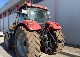 Tractor de ocasión CASE IH PUMA 180 FPS + PALA  - 180 CV de potencia
- 7.600 horas de trabajo
- Suspensión en cabina
- Ruedas en buen estado
- 3 distribuidores mecanicos
- Pala Cargadora LOPEZ GARRIDO
- Uñas porta palets hidráulicas  Si buscas máxima versatilidad dentro del mercado de ocasión, y una oportunidad destacada en la venta de tractor Case en España, este Case PUMA 180 con pala de segunda mano es la opción ideal para multiplicar la productividad de tu explotación. Hablamos de una máquina en estado excelente que combina 180 CV de potencia, transmisión Powershift, tracción 4x4 y 7.600 horas de trabajo. Una inversión segura y robusta que, gracias a su pala cargadora integrada, garantiza la mayor polivalencia para todo tipo de labores agrícolas y ganaderas, con disponibilidad inmediata en nuestras instalaciones de Teruel.