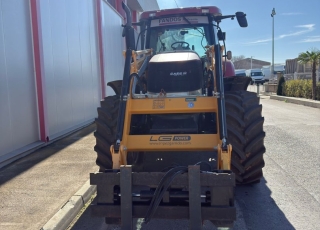 Tractor de ocasión CASE IH PUMA 180 FPS + PALA  - 180 CV de potencia
- 7.600 horas de trabajo
- Suspensión en cabina
- Ruedas en buen estado
- 3 distribuidores mecanicos
- Pala Cargadora LOPEZ GARRIDO
- Uñas porta palets hidráulicas  Si buscas máxima versatilidad dentro del mercado de ocasión, y una oportunidad destacada en la venta de tractor Case en España, este Case PUMA 180 con pala de segunda mano es la opción ideal para multiplicar la productividad de tu explotación. Hablamos de una máquina en estado excelente que combina 180 CV de potencia, transmisión Powershift, tracción 4x4 y 7.600 horas de trabajo. Una inversión segura y robusta que, gracias a su pala cargadora integrada, garantiza la mayor polivalencia para todo tipo de labores agrícolas y ganaderas, con disponibilidad inmediata en nuestras instalaciones de Teruel.