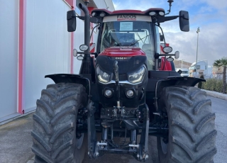 Tractor CASE IH PUMA 200 CVXDRIVE  - REESTRENO
- 680 horas
- 11/2024
- Mantenimientos y garantía incluidos hasta 11/2029 o 3.000 horas.
- Cambio CVX a 50 km/h
- Suspensión hidráulica de cabina y eje delantero
- 4 distribuidores traseros
- Tripuntal delantero con salidas hidráulicas
- Sistema de autoguiado y conectividad  Este tractor agrícola CASE IH Puma 200 CVX Drive, una inmejorable oportunidad de reestreno. Este potente tractor 4x4 de 200 CV, matriculado en noviembre de 2024 y con tan solo 680 horas de trabajo, está preparado para las tareas más exigentes. Viene equipado con transmisión continua CVX a 50 km/h, suspensión hidráulica de cabina y eje delantero, 4 distribuidores traseros, tripuntal delantero con salidas hidráulicas y lo último en conectividad y sistema de autoguiado. Además, para tu total tranquilidad, incluye mantenimientos y garantía oficial hasta noviembre de 2029 o 3.000 horas.