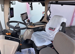 Tractor CASE IH PUMA 200 CVXDRIVE  - REESTRENO
- 680 horas
- 11/2024
- Mantenimientos y garantía incluidos hasta 11/2029 o 3.000 horas.
- Cambio CVX a 50 km/h
- Suspensión hidráulica de cabina y eje delantero
- 4 distribuidores traseros
- Tripuntal delantero con salidas hidráulicas
- Sistema de autoguiado y conectividad  Este tractor agrícola CASE IH Puma 200 CVX Drive, una inmejorable oportunidad de reestreno. Este potente tractor 4x4 de 200 CV, matriculado en noviembre de 2024 y con tan solo 680 horas de trabajo, está preparado para las tareas más exigentes. Viene equipado con transmisión continua CVX a 50 km/h, suspensión hidráulica de cabina y eje delantero, 4 distribuidores traseros, tripuntal delantero con salidas hidráulicas y lo último en conectividad y sistema de autoguiado. Además, para tu total tranquilidad, incluye mantenimientos y garantía oficial hasta noviembre de 2029 o 3.000 horas.